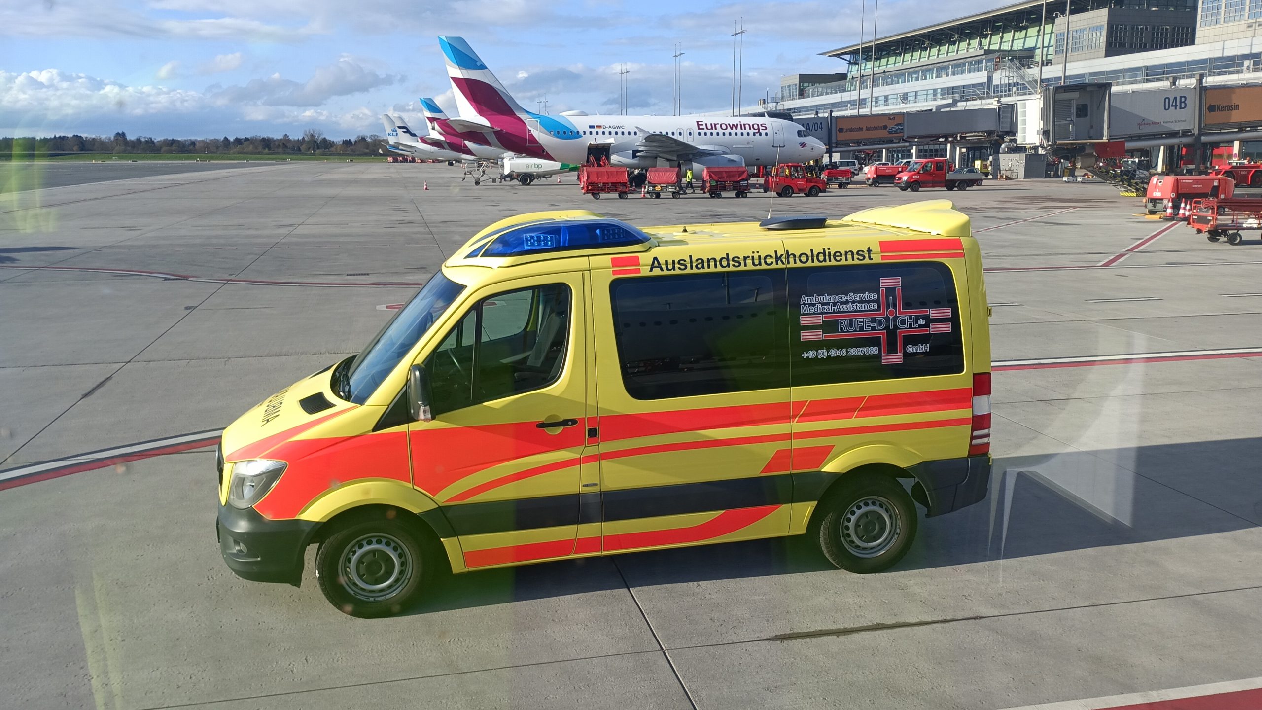Rettungswagen vor Klinik